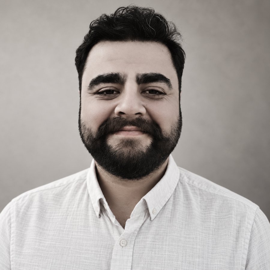 Sadık Özaydın — stüdyo portresi
